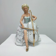 Фарфоровая статуэтка