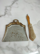 Антикварная щетка и совок